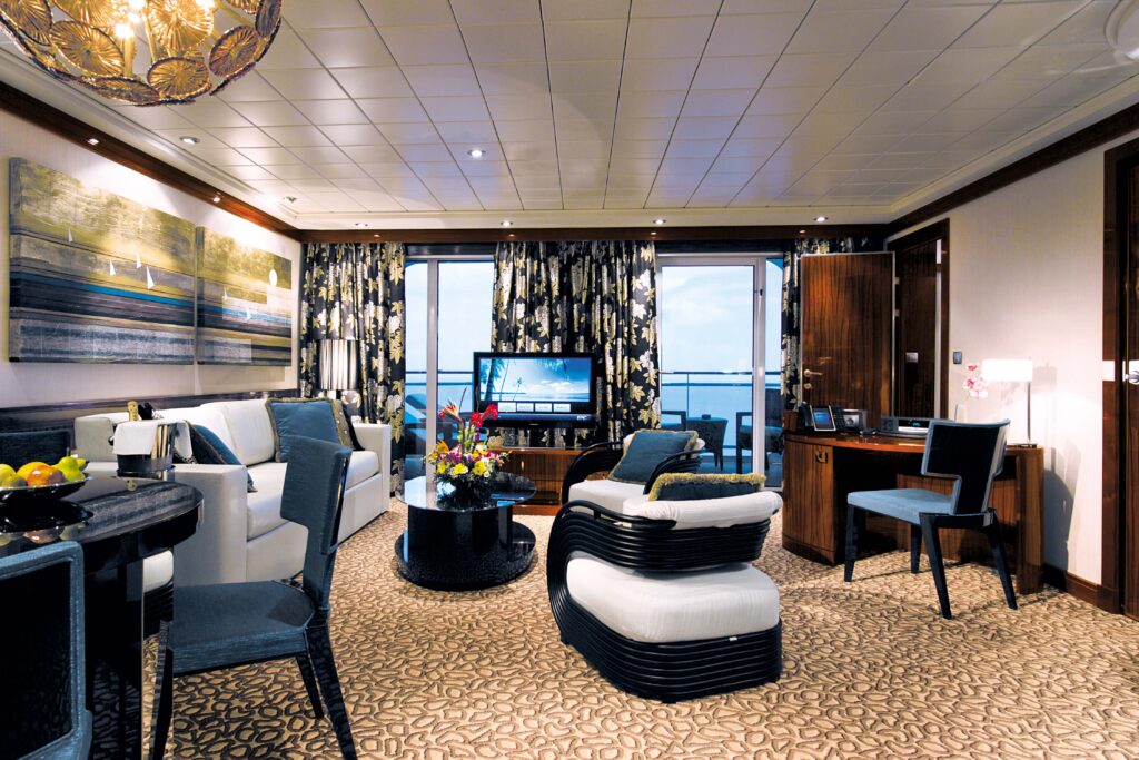 norwegianepic-thehavendeluxeowner039ssuite-livingroom-1024x683 Norwegian Epic: nel 2026 itinerari esclusivi nel Mediterraneo tra Italia e Spagna