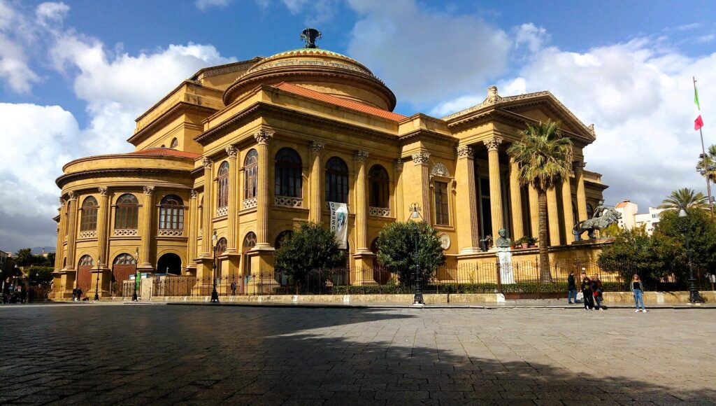 piazza-teatro-massimo-1024x580 Palermo in 8 ore: l’itinerario perfetto per chi arriva con MSC Splendida